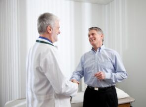 doktor dan pesakit yang berpuas hati menyembuhkan prostatitis