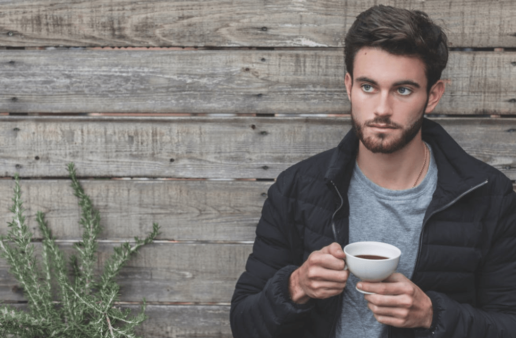 lelaki minum teh untuk mencegah prostatitis